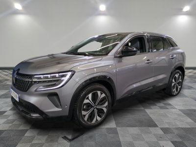 un SUV argenté garé dans une pièce au sol en damier
