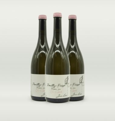trois bouteilles de vin posées sur une surface blanche