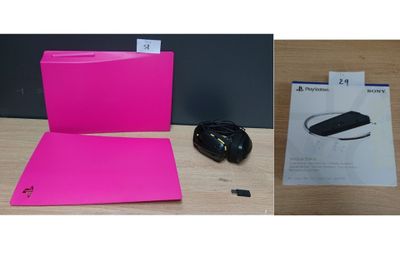 deux photos montrant un dossier rose et une souris posés sur une table