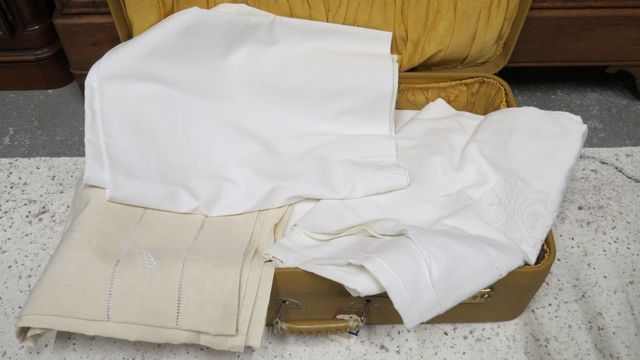 Valise garnie de 4 draps brodés et linge divers