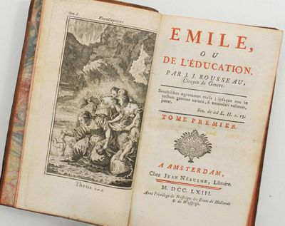 un vieux livre sur lequel figure l'image d'un homme et d'une femme