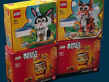 trois boîtes de Lego sont empilées les unes sur les autres