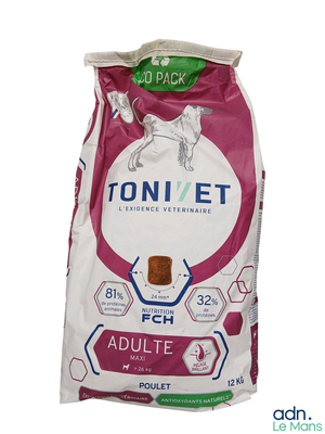 un sac de nourriture pour chat sur fond blanc