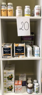une étagère sur laquelle sont disposés de nombreux types de vitamines