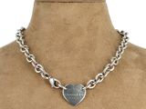 gros plan d'un collier sur un mannequin mannequin mannequin mannequin mannequin mannequin mannequin mannequin mannequin