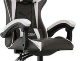 La chaise de bureau est noire et blanche, avec une assise noire et blanche.