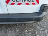 un camion blanc orné d'une bande rouge et blanche