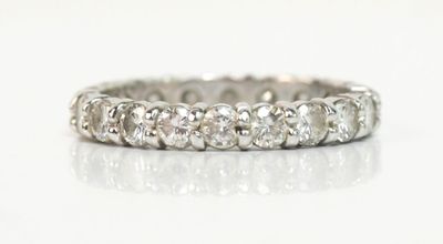 gros plan d'une bague en diamant sur une surface blanche