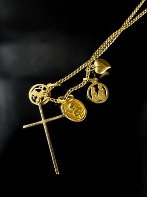 Gros plan sur un collier en or orné d'une croix