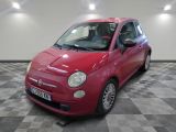la photo d'une petite voiture rouge garée dans un garage