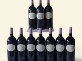 six bouteilles de vin rouge sont disposées en pyramide