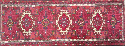 une image représentant un tapis rouge orné d'un motif de girafe