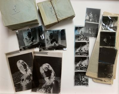 plusieurs vieilles photographies en noir et blanc représentant une femme et un homme