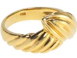 une image d'une bague en or sur fond blanc
