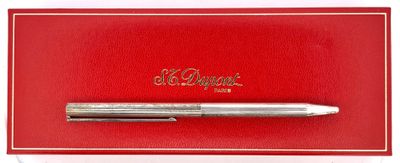 ST DUPONT. Stylo bille en métal argenté à décor strié. l. 13,5 cm. Lég - Photo 1