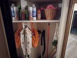 un miroir accroché au mur à côté d'une étagère