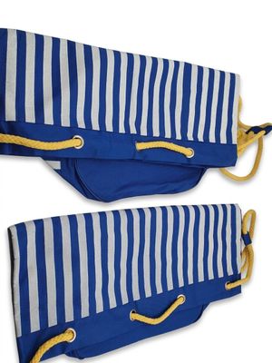 une paire de parapluies rayés bleus et blancs avec des poignées jaunes