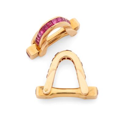 deux paires de boucles d'oreilles à clip plaquées or et serties de rubis