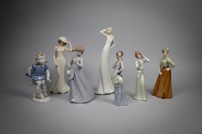ENSEMBLE DE SEPT FIGURINES En porcelaine et faïence émaillé …