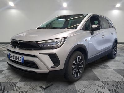 la voiture blanche est garée sur le sol à carreaux d'une pièce