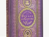 un vieux livre à la couverture violette posé sur une table