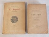 deux vieux livres posés sur une table l'un à côté de l'autre