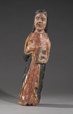 une vieille figurine représentant une femme tenant un livre