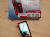 un téléphone portable posé à côté d'une boîte sur une table