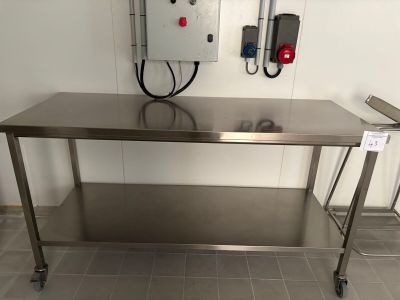 une table en acier inoxydable avec une étagère métallique en dessous
