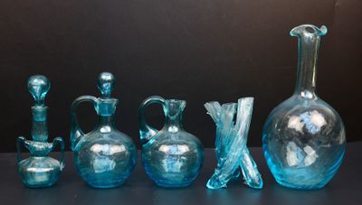 un grand nombre de vases en verre posés sur une table
