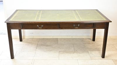 une table avec un plateau en verre et deux tiroirs