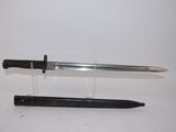 un couteau et un stylo à bille posés sur une table