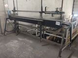 une photo d'une machine en fonctionnement dans une usine