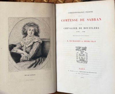 un livre ouvert avec le dessin d'une femme en robe