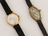 deux montres assises l'une à côté de l'autre sur une table