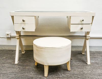 Coiffeuse en bois laqué blanc, piètement en ixe, à quatre ti…