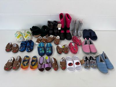 de nombreuses paires de chaussures qui traînent par terre