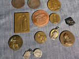 un lot de pièces de monnaie sur une table