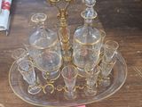 un plateau en verre avec des verres dessus et une étiquette de prix posée sur la table