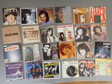 un mur recouvert de pochettes d'albums de toutes sortes