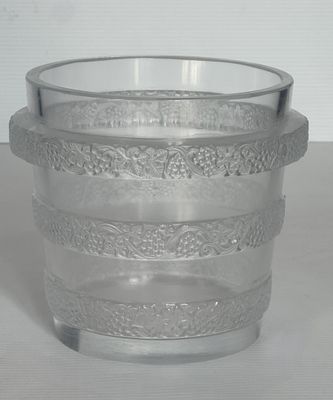 un vase en verre transparent avec une anse sur une table