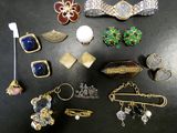 plusieurs types de bijoux différents sur une surface noire