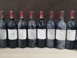 plusieurs bouteilles de vin sont alignées sur une table
