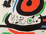 peinture abstraite représentant un chien noir entouré de cercles rouges, verts, jaunes et bleus