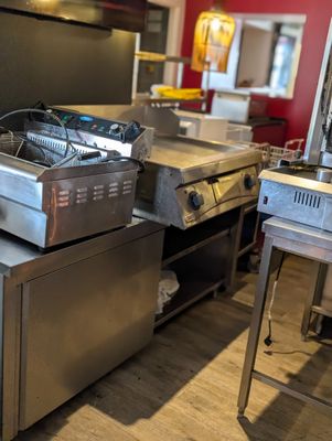 une photo d'une cuisine professionnelle dotée de nombreux plans de travail