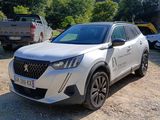 un SUV blanc garé sur un terrain en terre battue