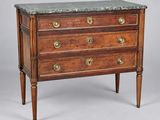une commode ancienne avec dessus en marbre