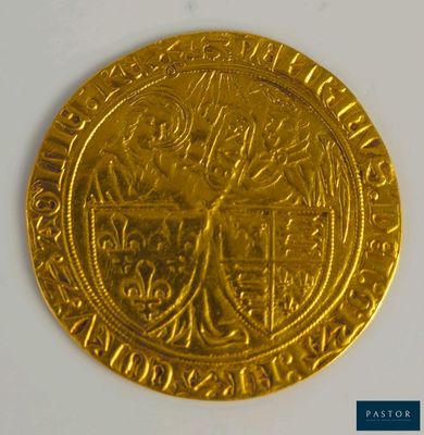 gros plan d'une pièce d'or portant des armoiries