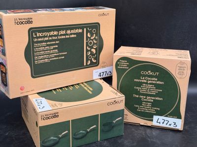 trois boîtes de nourriture posées les unes à côté des autres sur une table