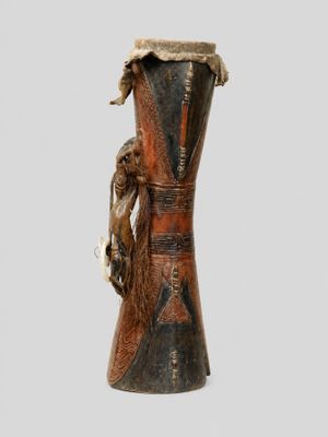 un petit vase en bois surmonté d'un oiseau